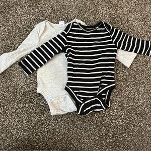💟 BOGO! Old Navy Baby 0-3 Mo 2 Long Sleeve Bodysuits Black, White, Gray
